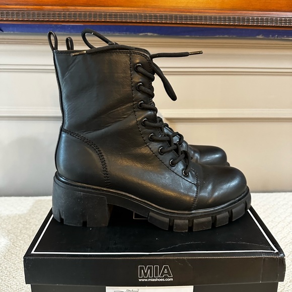 Boots - Picture 3 of 5